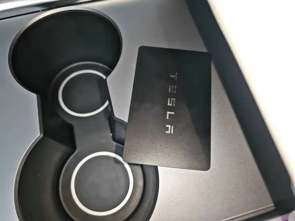 Tesla Model Y — миниатюра 9
