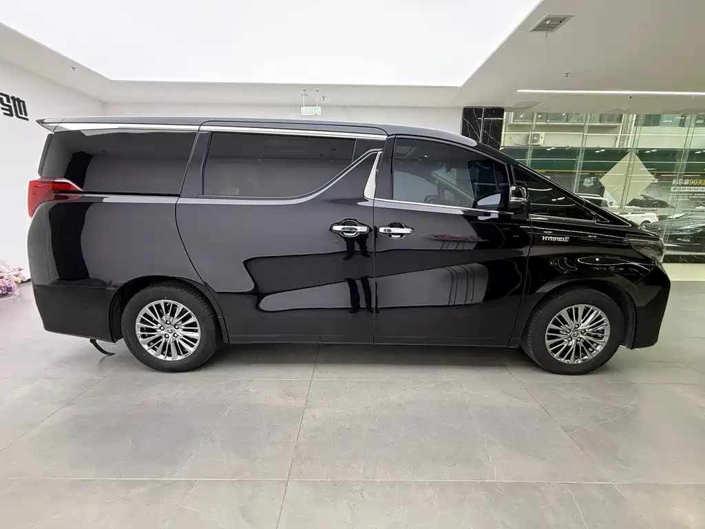 Toyota Alphard — миниатюра 11
