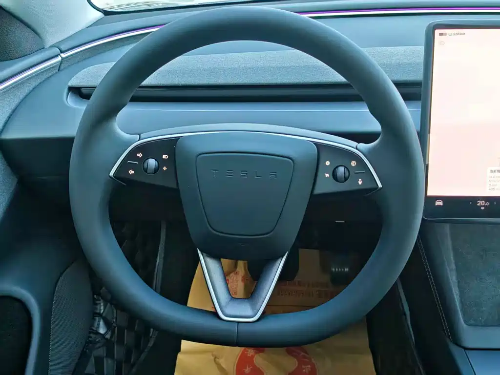 Tesla Model 3 — миниатюра 10