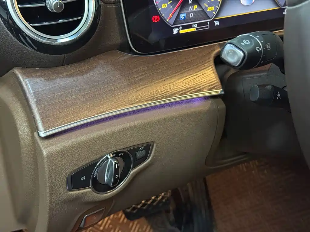 Mercedes-Benz E-Class — миниатюра 17