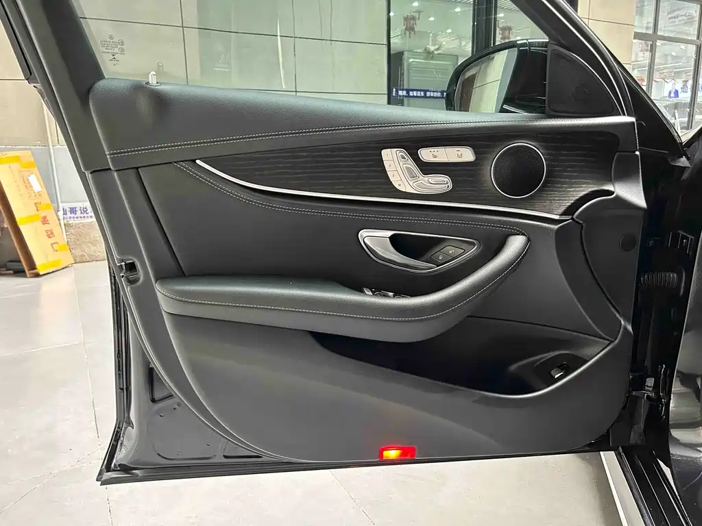Mercedes-Benz E-Class — миниатюра 9