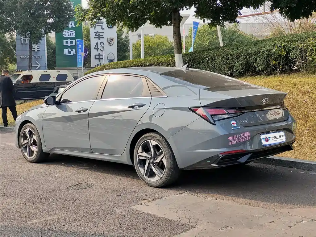 HYUNDAI ELANTRA