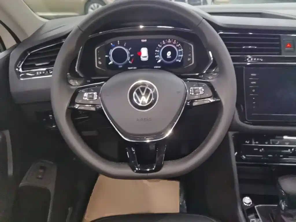 Volkswagen Tiguan L PHEV — миниатюра 11
