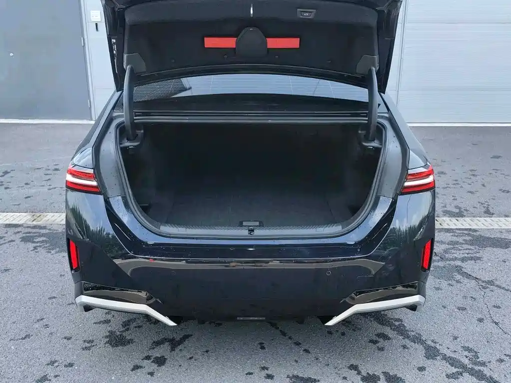 BMW i5 — миниатюра 8