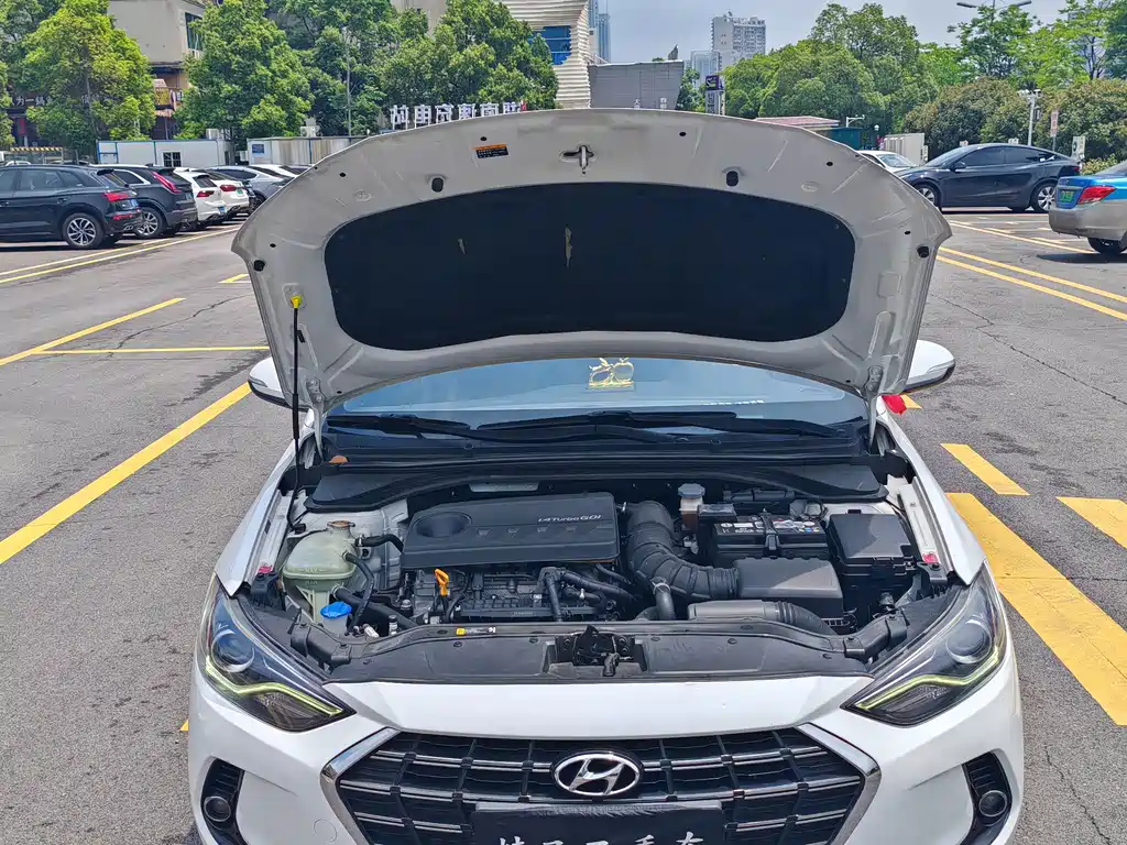 Hyundai Elantra — миниатюра 14