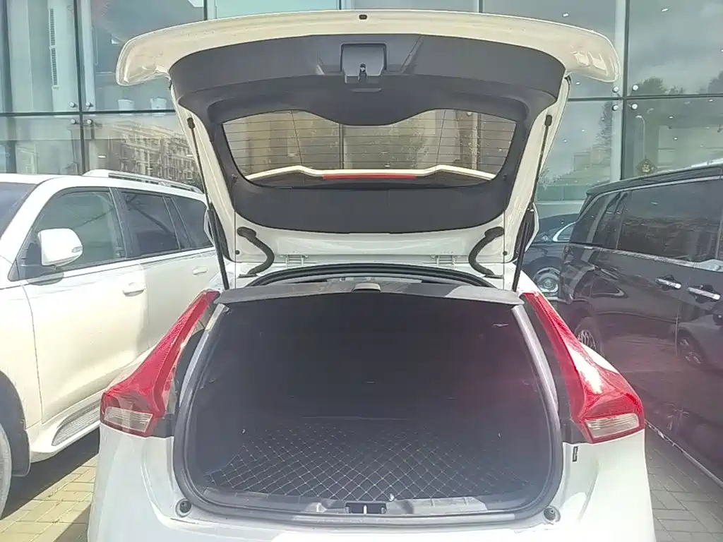 Volvo V40 — миниатюра 19