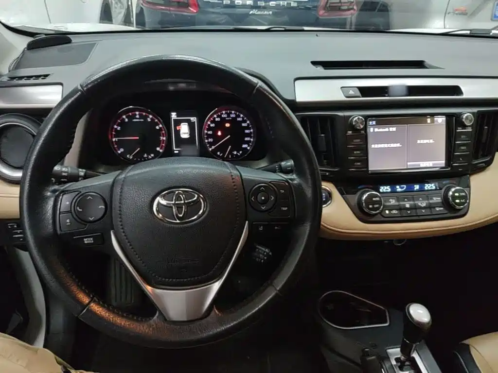 Toyota RAV4 — миниатюра 9