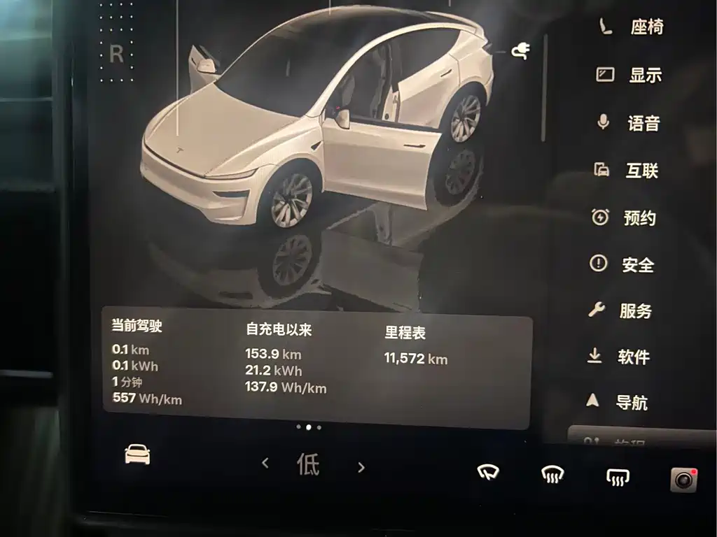 Tesla Model Y — миниатюра 8