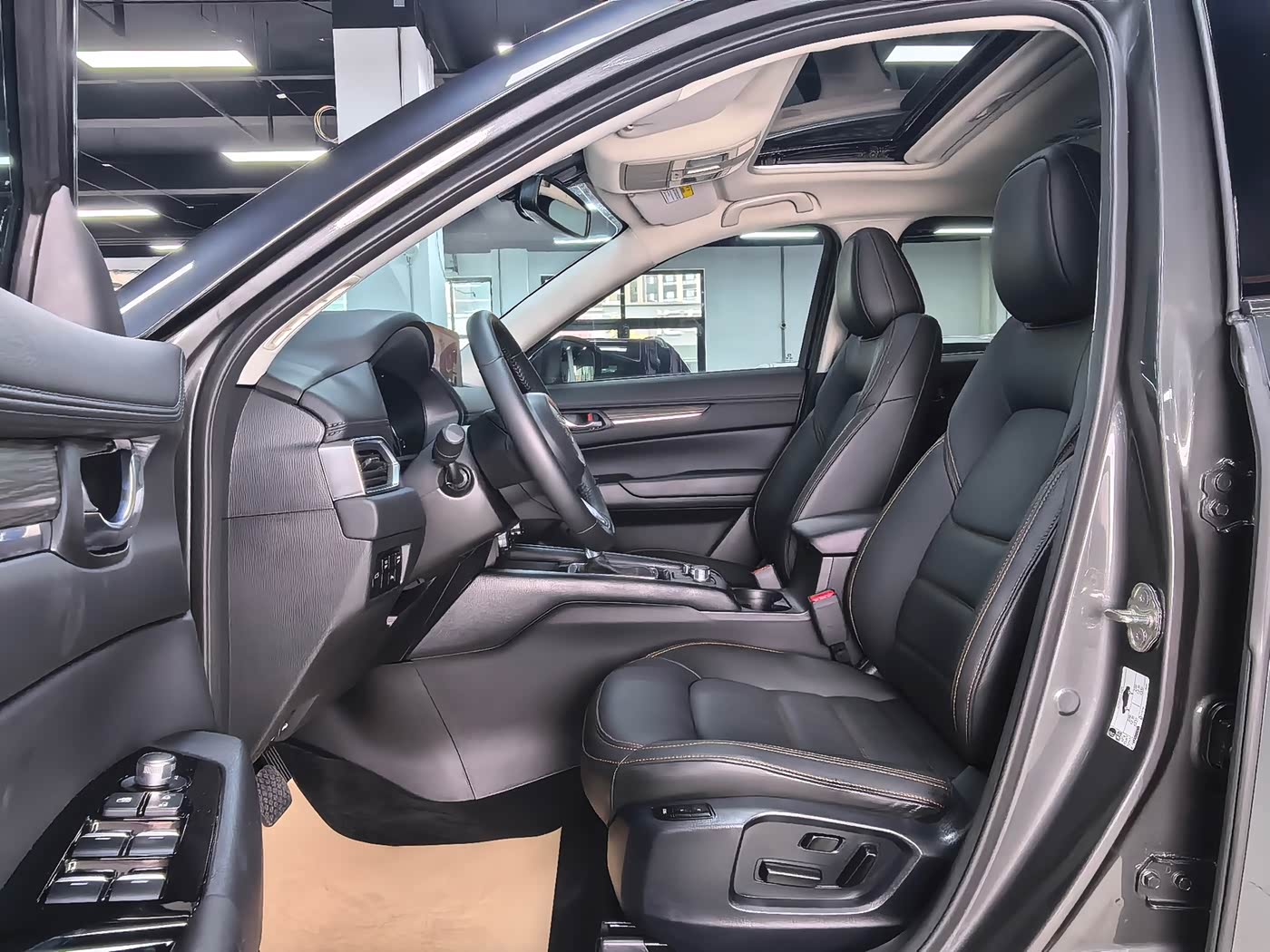 Mazda CX-5 2.0 л 2023 г. Серебристо-серый, пробег 5000 км