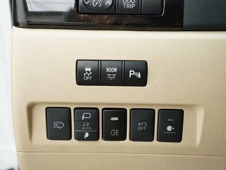 Toyota Alphard — миниатюра 9