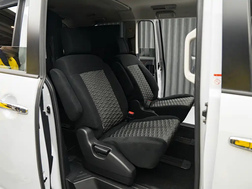 Mitsubishi Delica — миниатюра 13