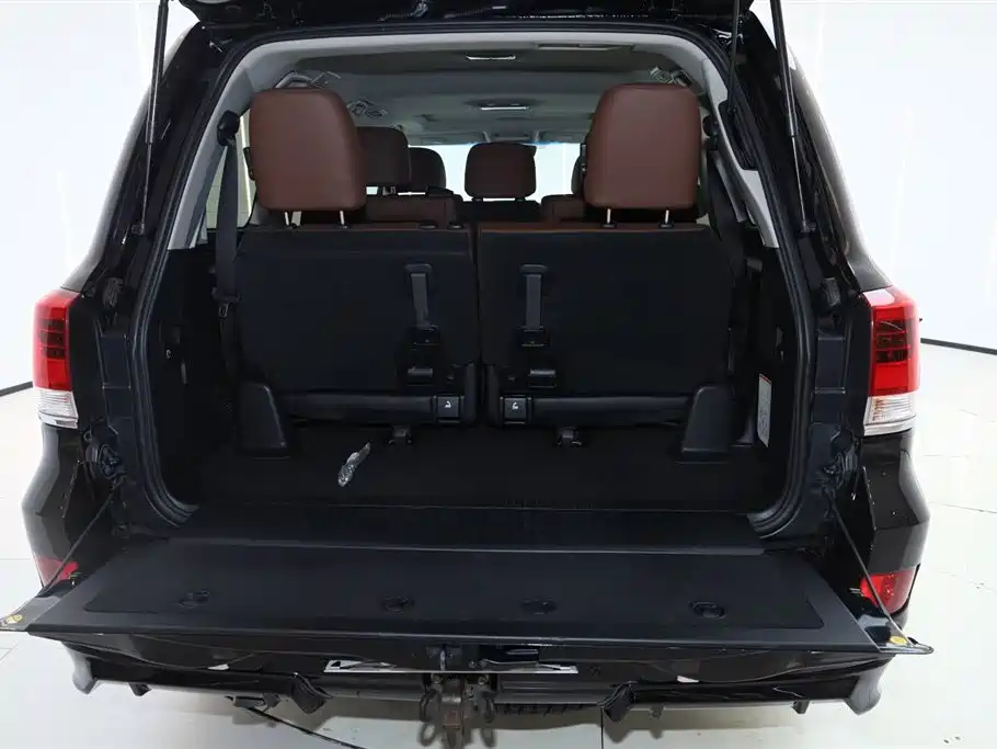Toyota Land Cruiser 2018 5.7L VX 7 мест