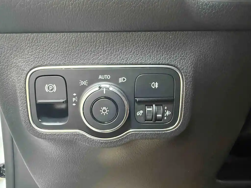 Mercedes-Benz GLB — миниатюра 10