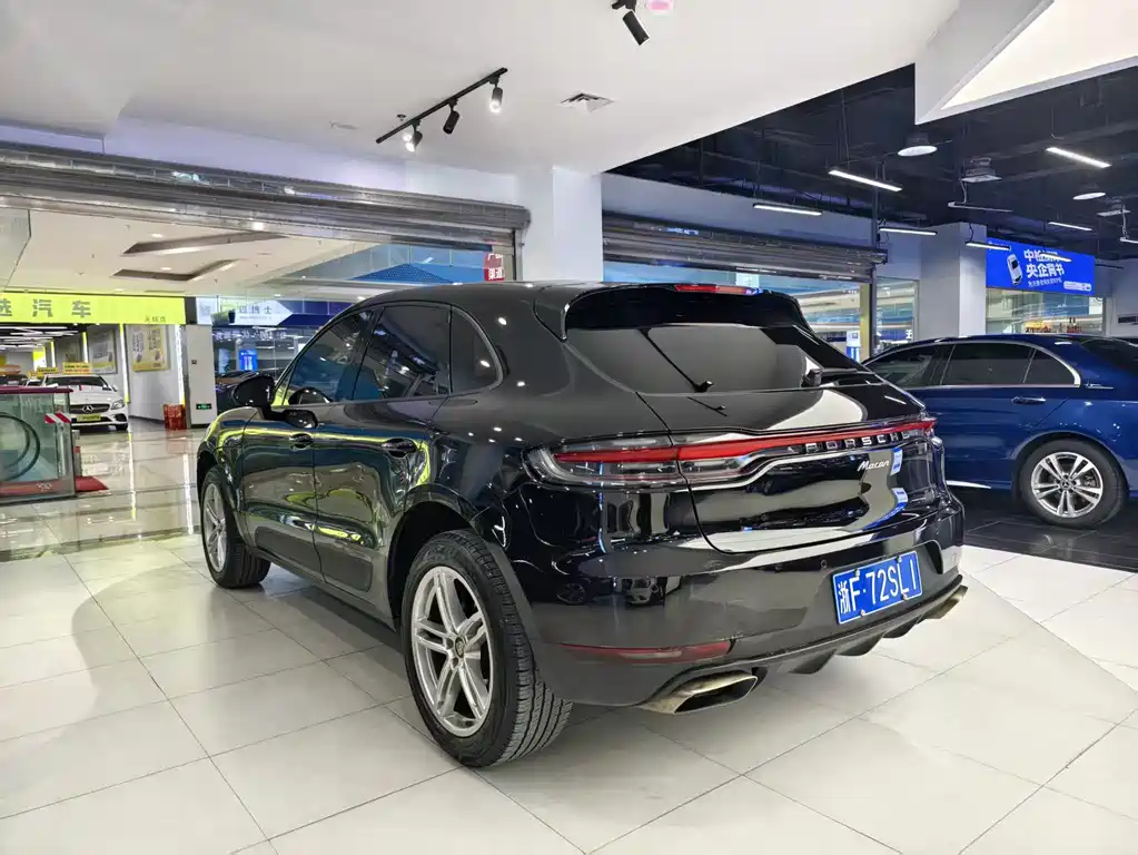 PORSCHE MACAN