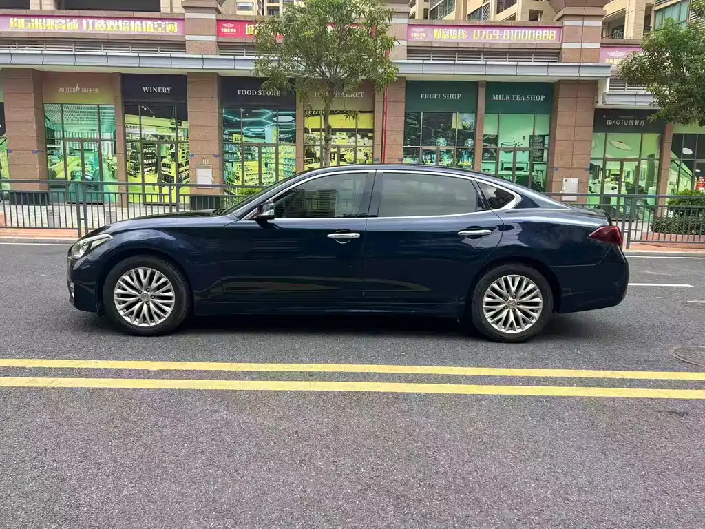 INFINITI Q70