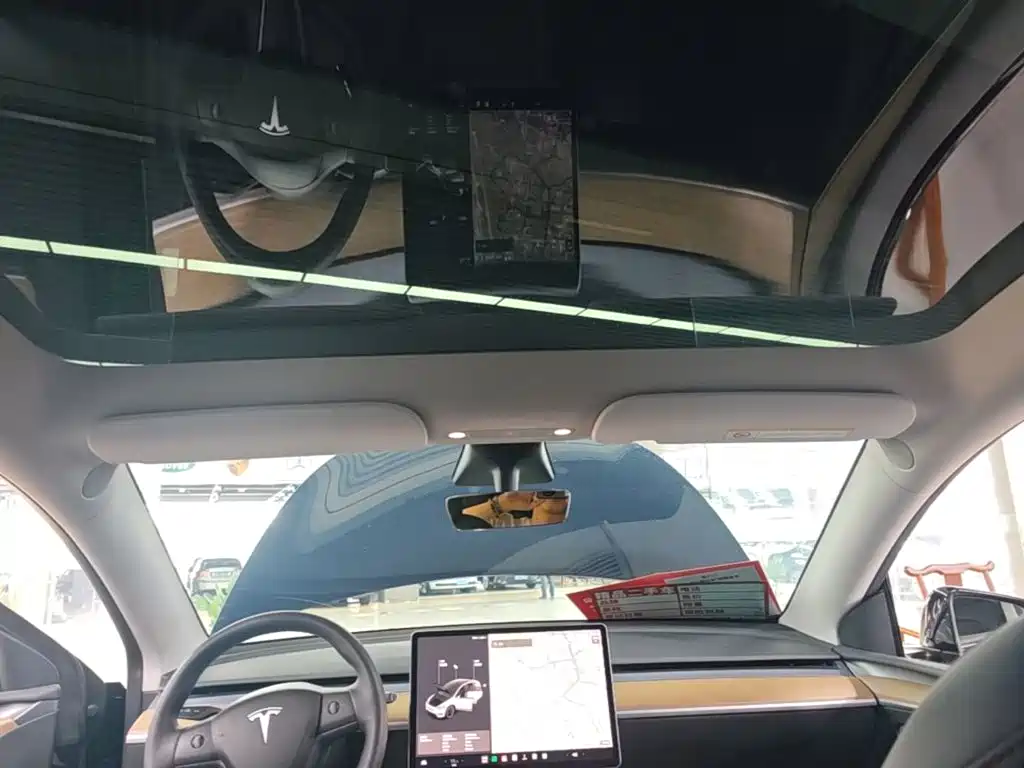 Tesla Model Y — миниатюра 18