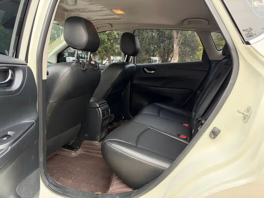 Nissan Tiida — миниатюра 9