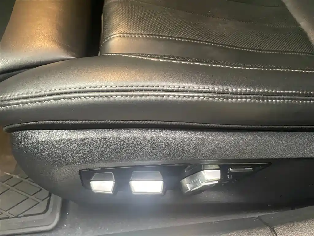 BMW 7 Series — миниатюра 10