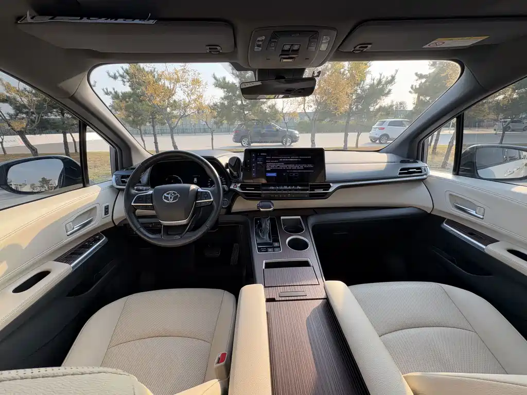 Toyota Granvia — миниатюра 5