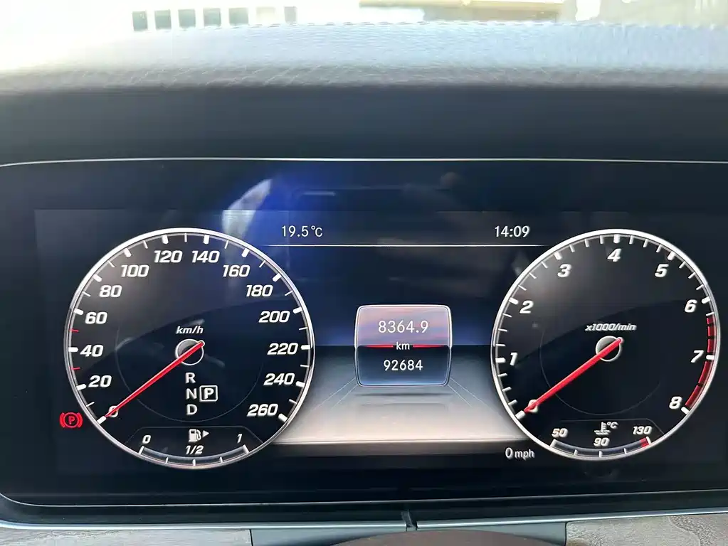 Mercedes-Benz E-Class — миниатюра 12