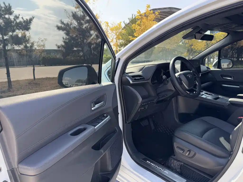 Toyota Sienna — миниатюра 5
