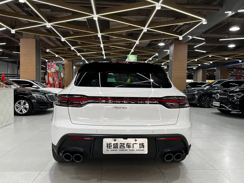 PORSCHE MACAN