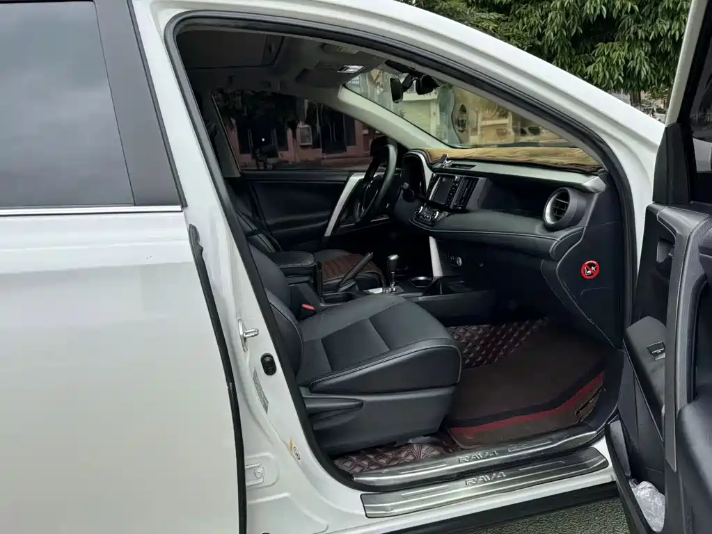 Toyota RAV4 — миниатюра 8