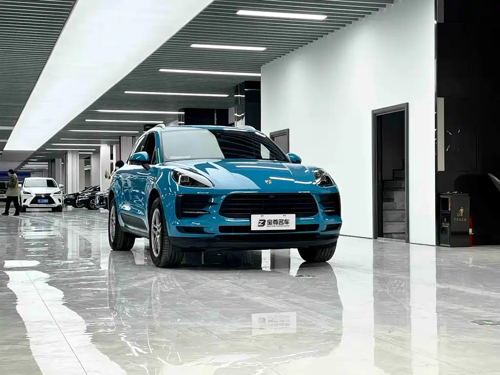 PORSCHE MACAN