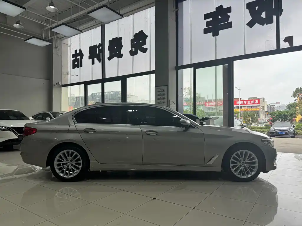 BMW 5 Series — миниатюра 4