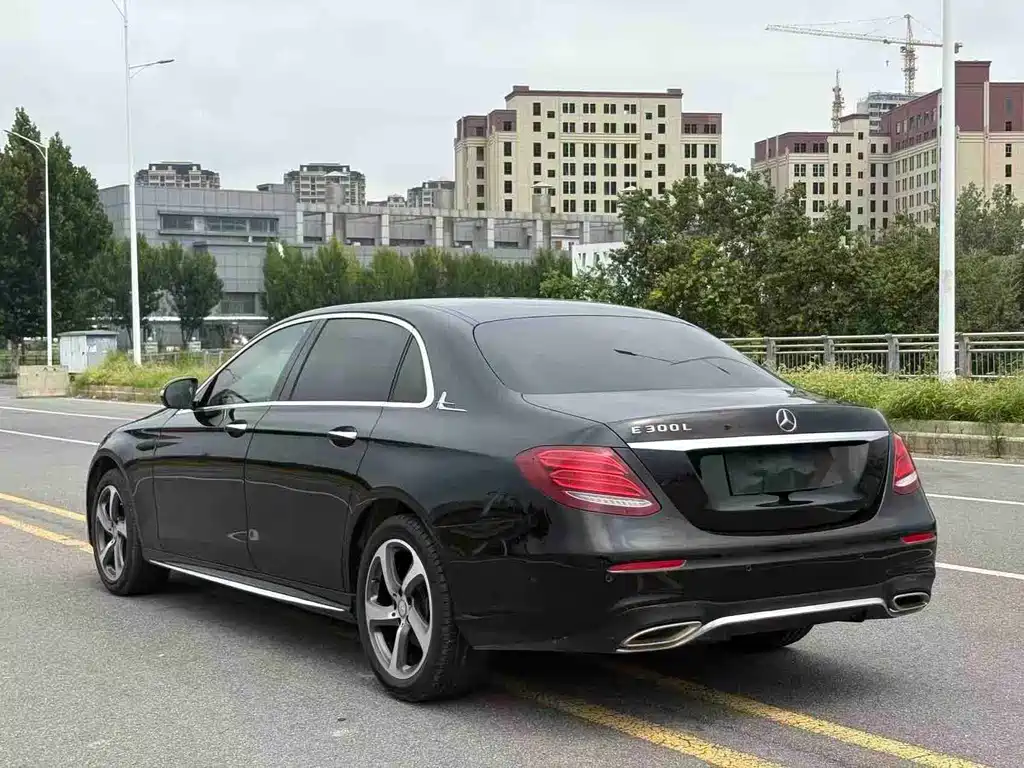 Mercedes-Benz E-Class — миниатюра 7