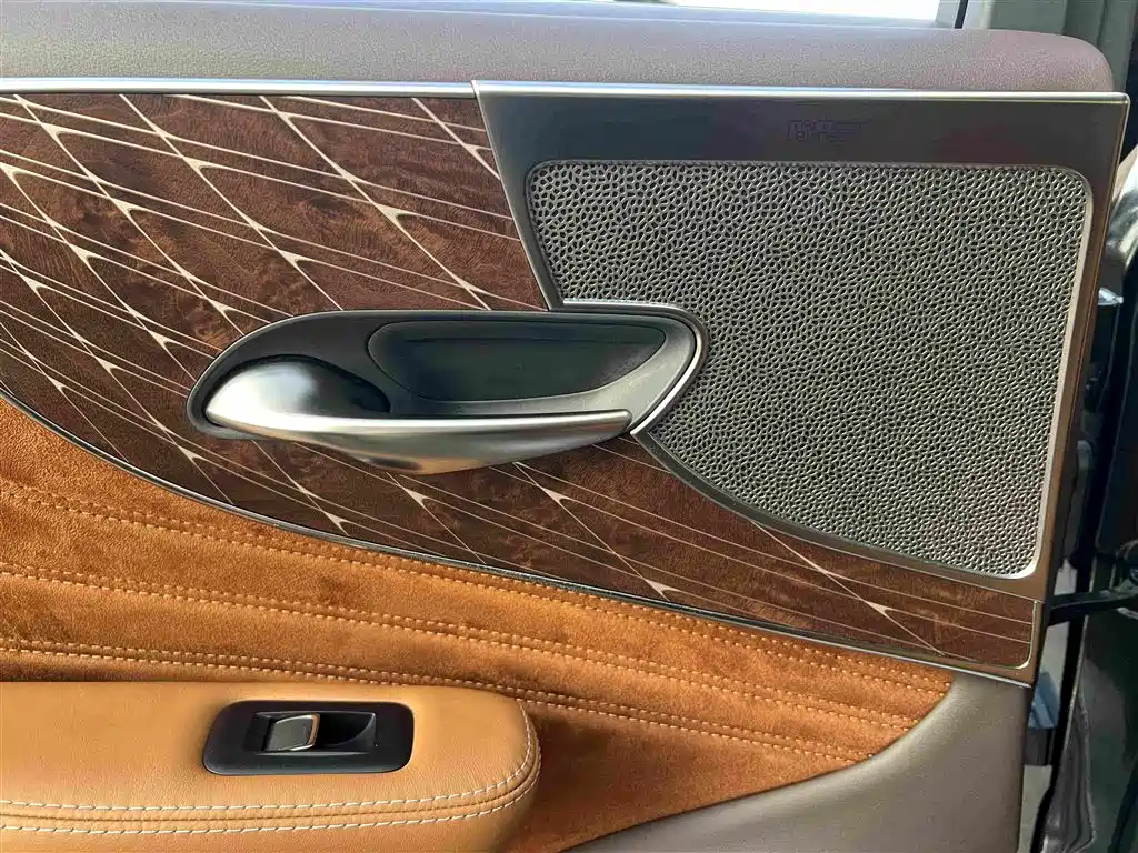 Lexus LS — миниатюра 4