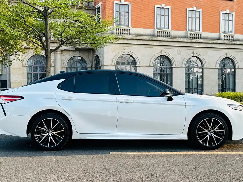 Toyota Camry — миниатюра 12