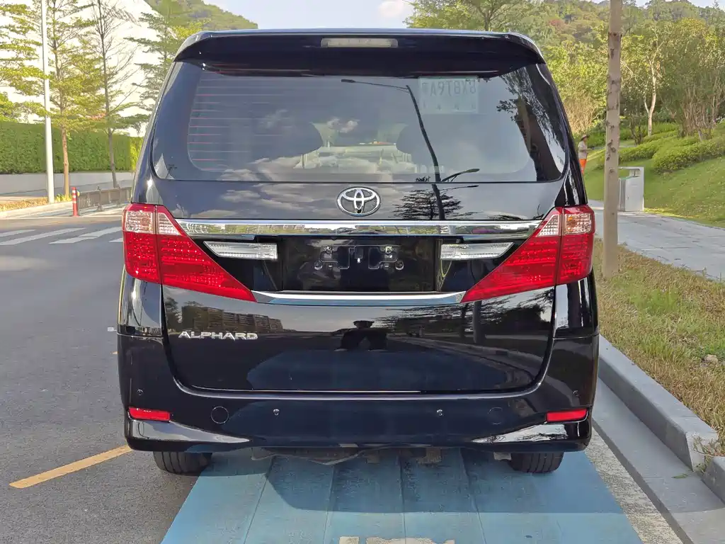 Toyota Alphard — миниатюра 21