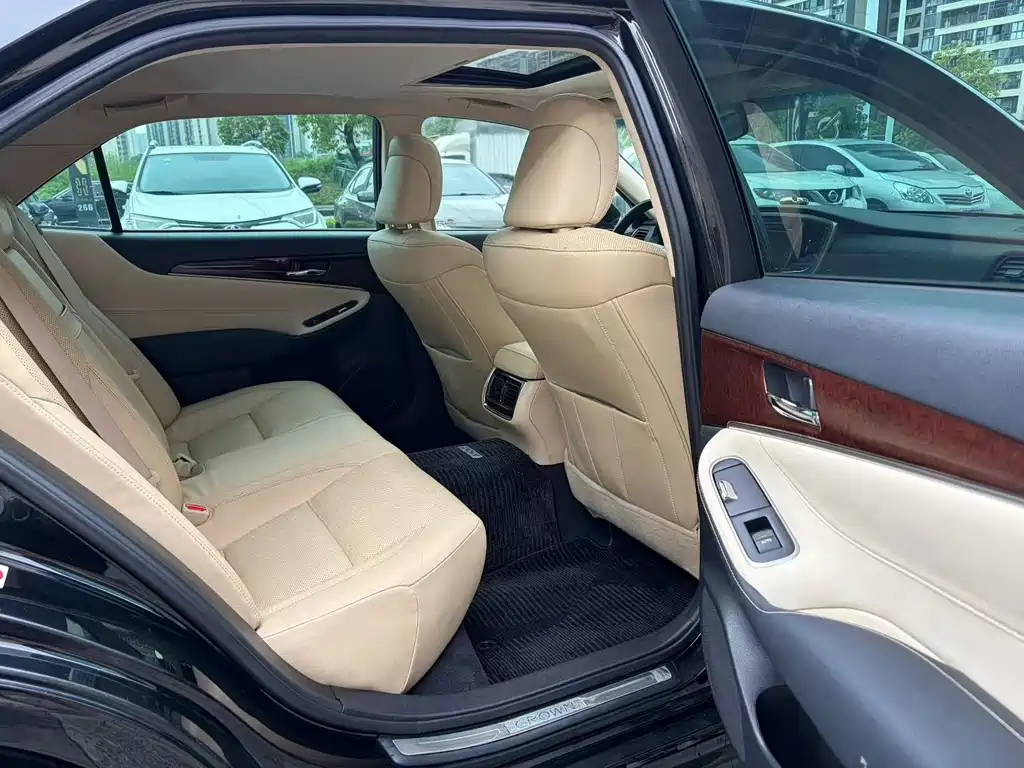 Toyota Crown — миниатюра 9