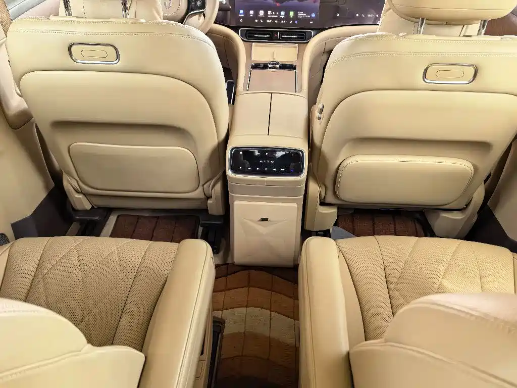 AITO ASK THE WORLD M9