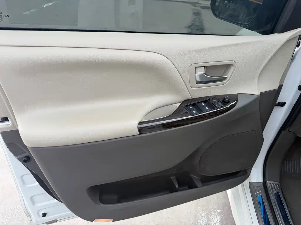 Toyota Sienna — миниатюра 13