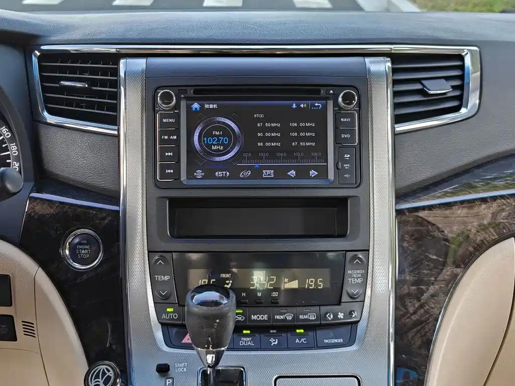 Toyota Alphard — миниатюра 11