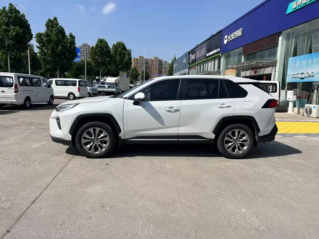 Toyota Wildlander 2.0L CVT 4WD Luxury PLUS Edition, фото 3
