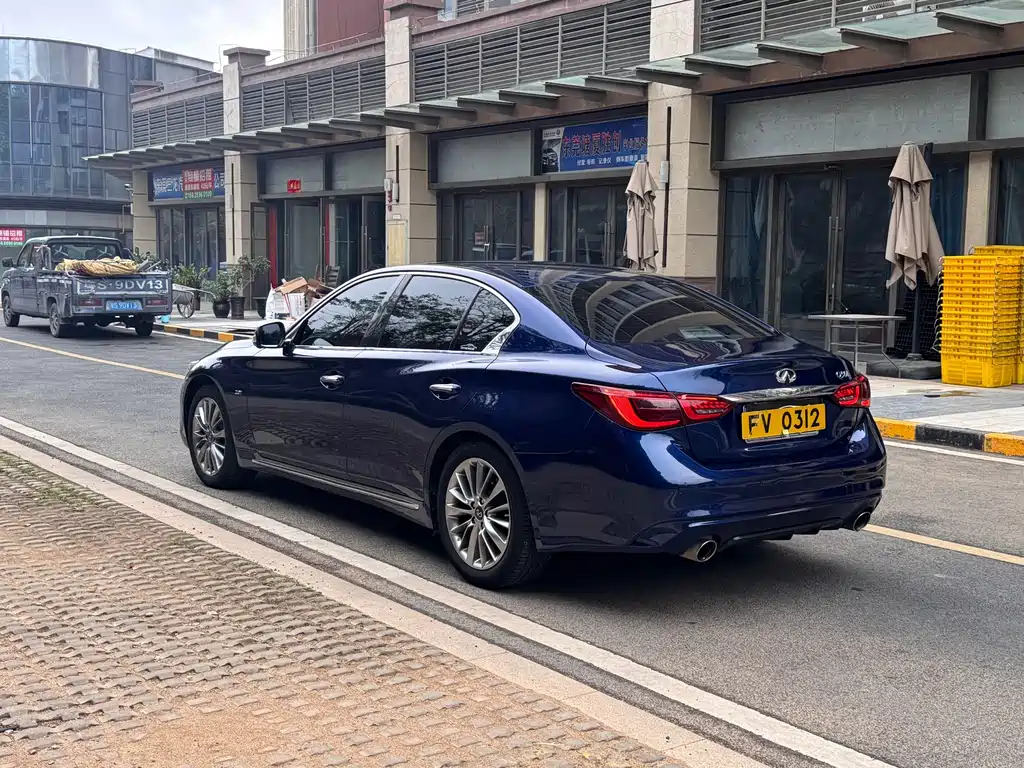 INFINITI Q50L