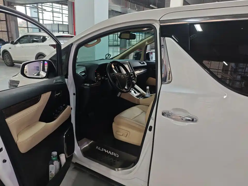 Toyota Alphard — миниатюра 7
