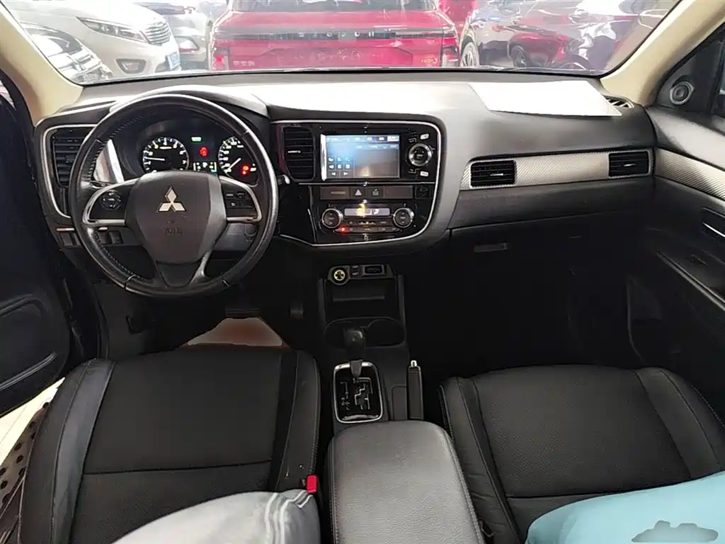 Mitsubishi Outlander 2014 2.4L Luxury 5 мест