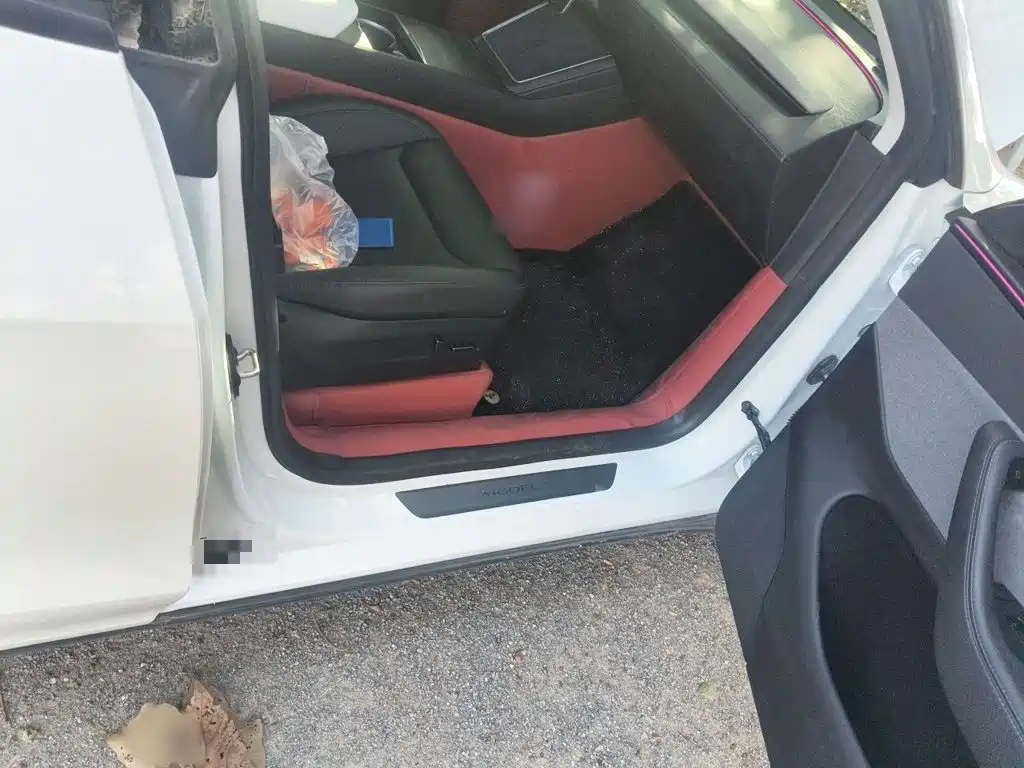 Tesla Model Y — миниатюра 18