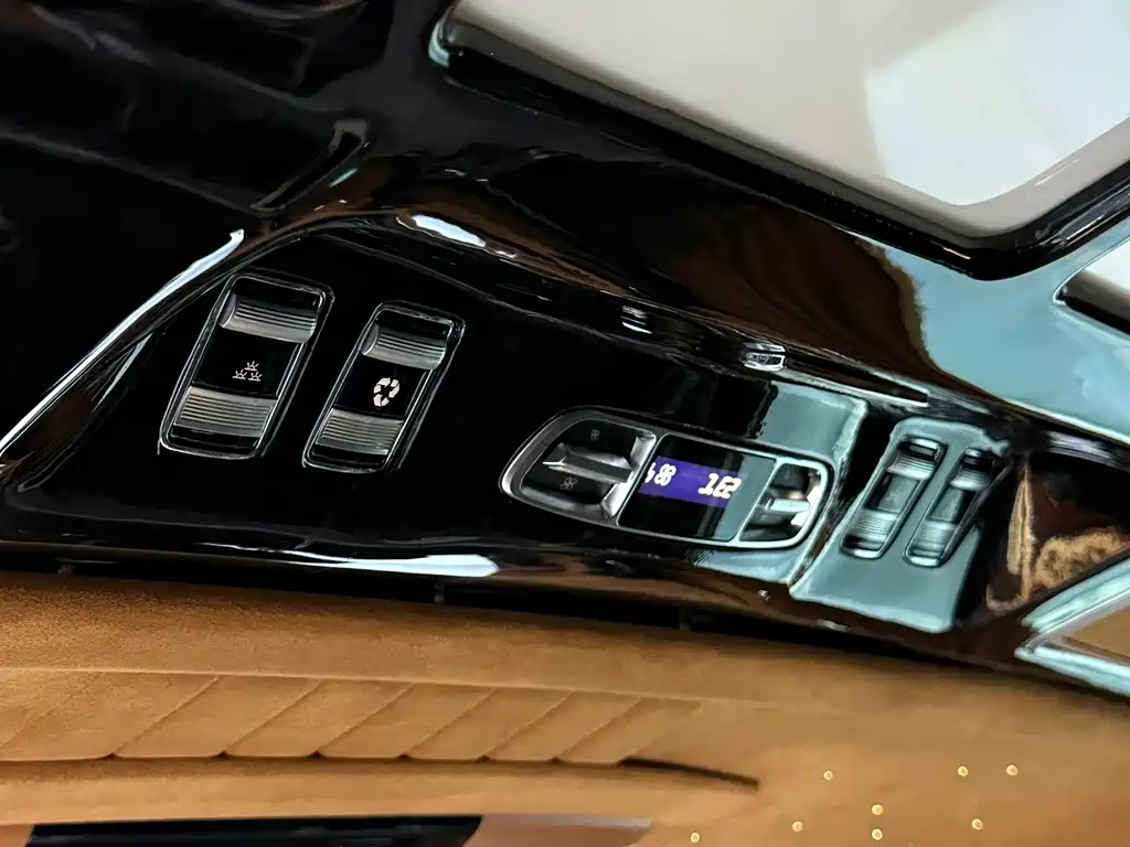 Mercedes-Benz V-Class (Import) — миниатюра 32