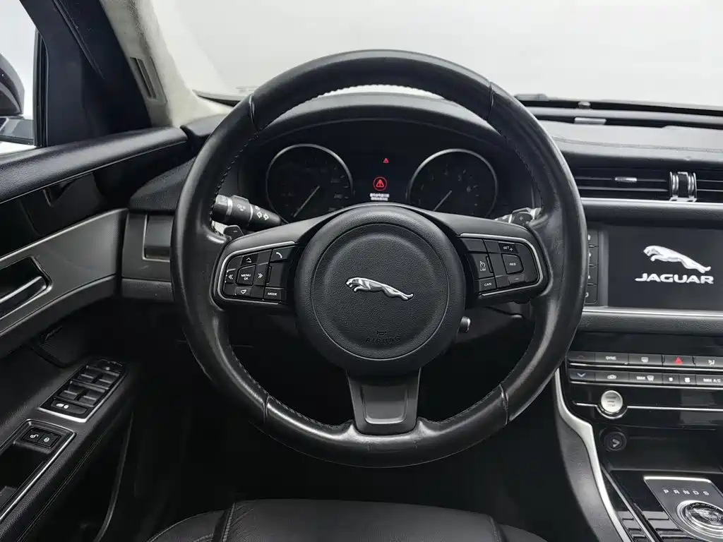 Jaguar XFL — миниатюра 11