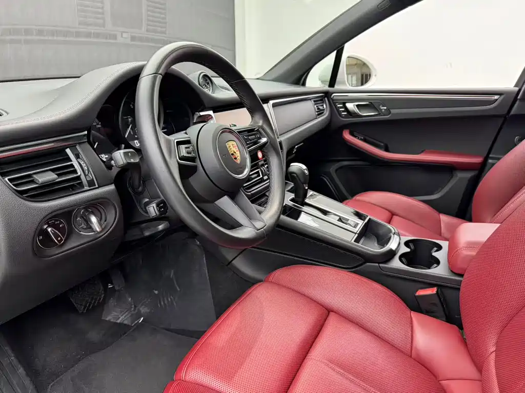 PORSCHE MACAN
