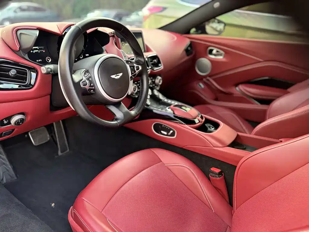 ASTON MARTIN V8 VANTAGE