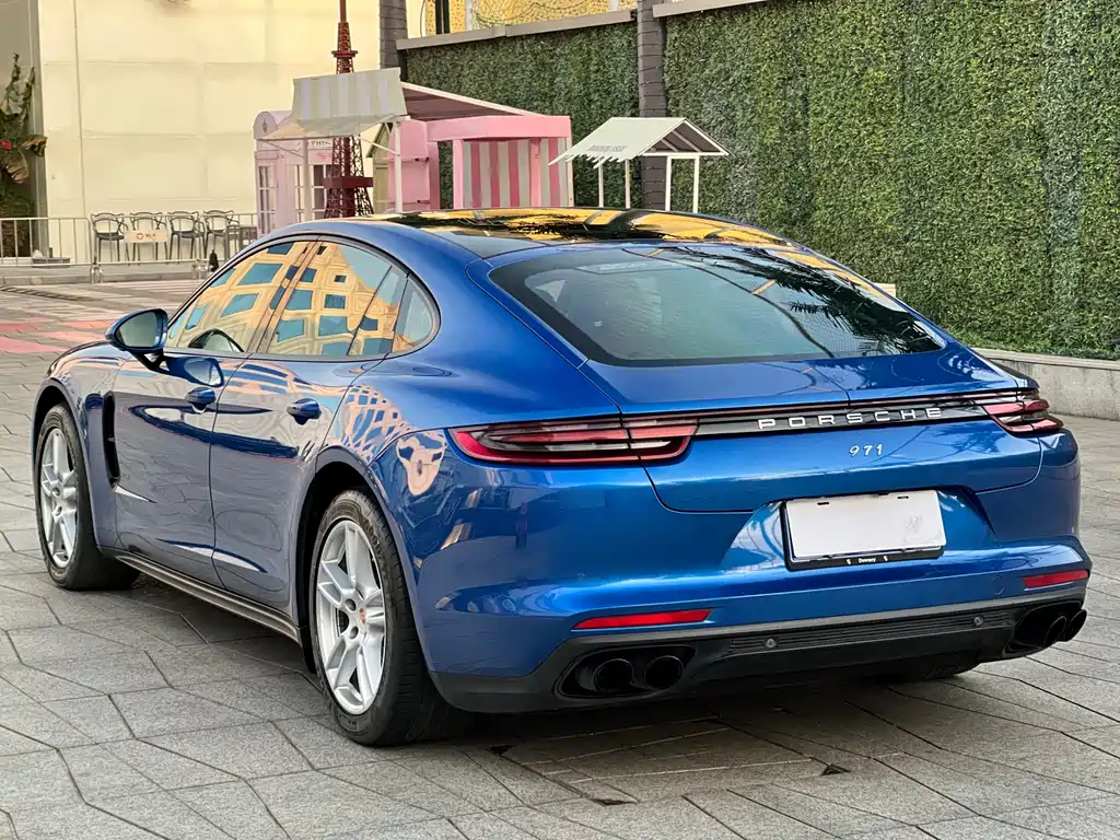 PORSCHE PANAMERA