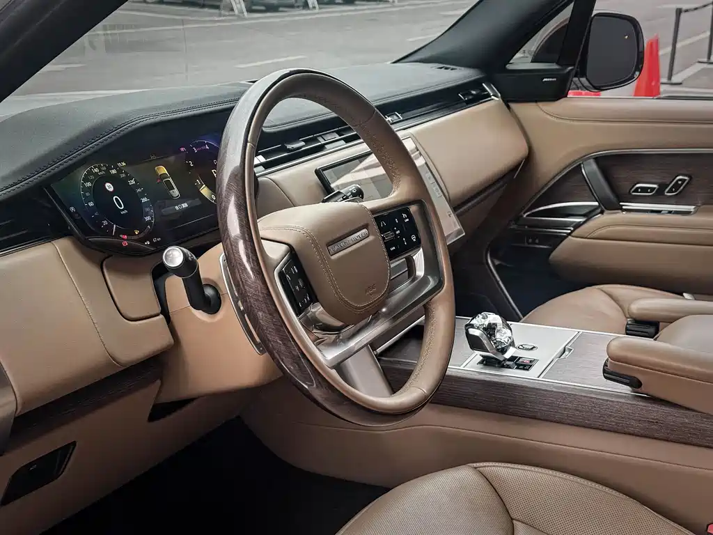 Land Rover Range Rover 2024 3.0 L6 400PS Long Wheelbase мест