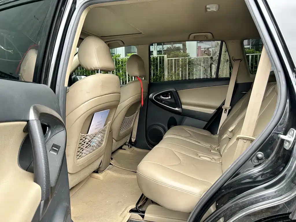 Toyota RAV4 — миниатюра 8