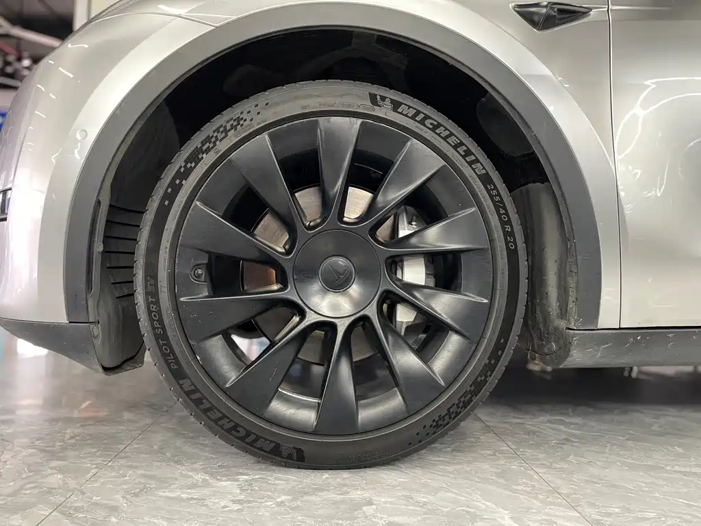Tesla Model Y — миниатюра 15